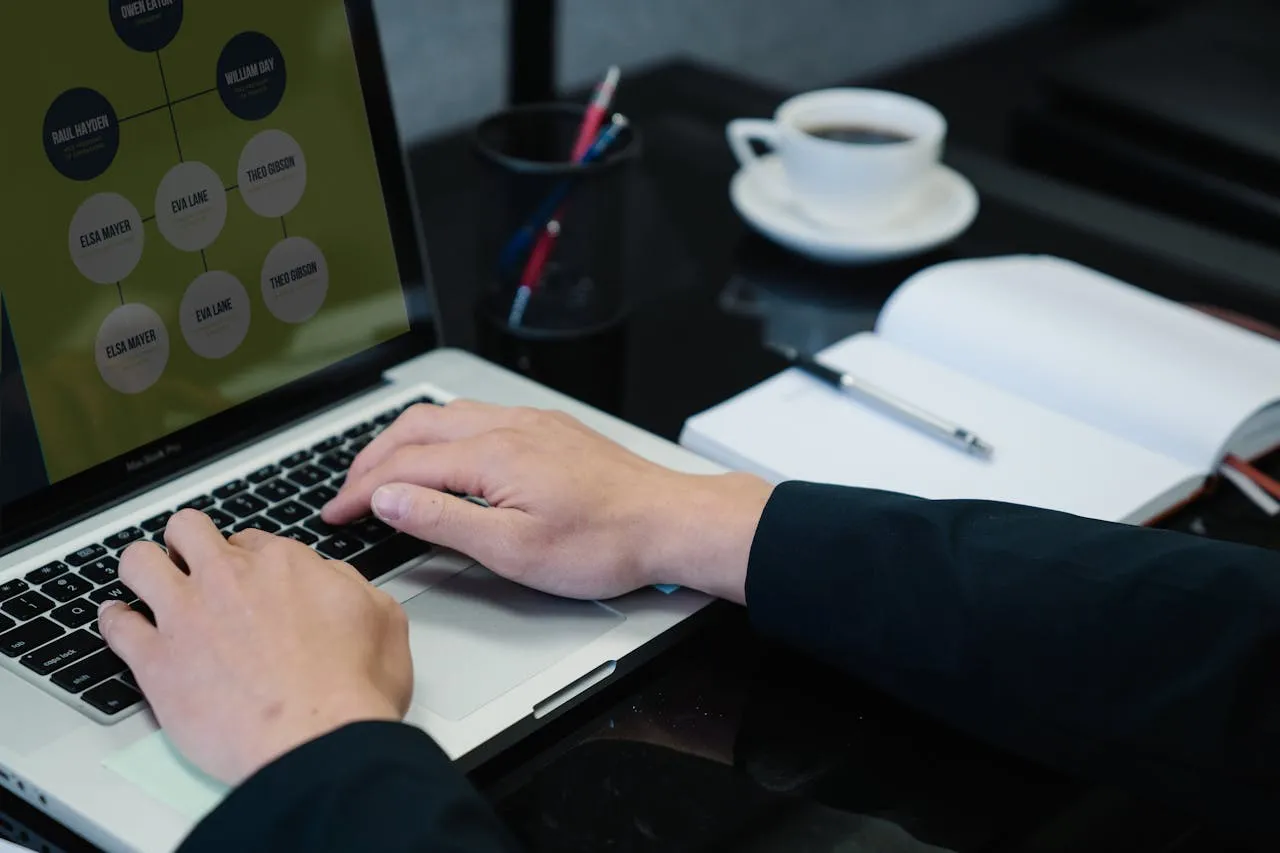 Как использовать конструкторы приложений без кода для создания узора «душитель» (в 2026 году) | Adalo